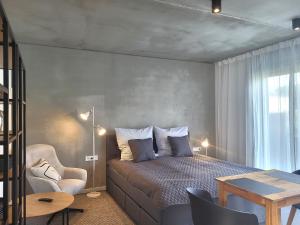 ein Schlafzimmer mit einem Bett, einem Tisch und einem Stuhl in der Unterkunft Apartment Schlossterrassen 8a in Pouch