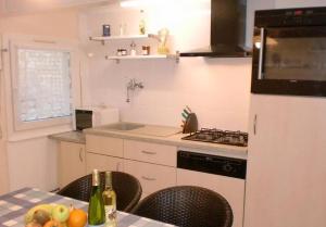 a kitchen with a table with fruit on it at Gite du Marché d'Elsa in Kilstett