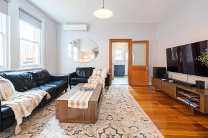 TV/trung tâm giải trí tại Lochner Corner - Restful Hideaway near Dining and CBD