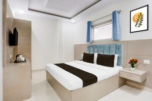 Ένα ή περισσότερα κρεβάτια σε δωμάτιο στο Super Hotel O Heera Nagar Formerly Cosy stay +22 φωτογραφίες