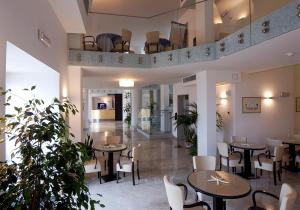 Un restaurante con mesas y sillas en una habitación. en Hotel Villa Carolina, en Isquia