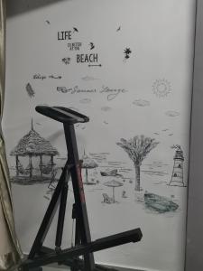 ジョージタウンにあるCoastside Homestayのビーチの絵が描かれた壁