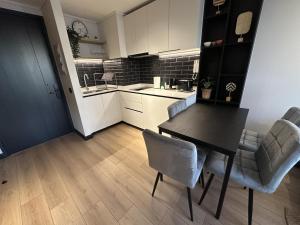 eine Küche und ein Esszimmer mit Tisch und Stühlen in der Unterkunft Oceana Suites San Eugenio, Ñuñoa in Santiago