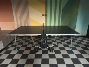 eine Tischtennisplatte auf einem karierten Boden in der Unterkunft Oceana Suites San Eugenio, Ñuñoa in Santiago