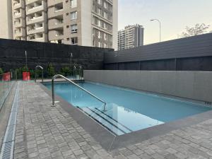 ein Schwimmbad mitten in einer Stadt in der Unterkunft Oceana Suites San Eugenio, Ñuñoa in Santiago + 65 Fotos