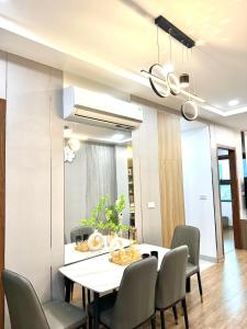 a dining room with a table and chairs at Đậu Homestay - Trung tâm TP Hải Phòng in Hai Phong +6 photos