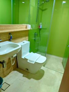 Un baño con inodoro, lavabo y ducha. en Sky Suite KLCC By iran, en Kuala Lumpur