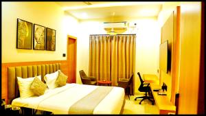 Una cama o camas en una habitación de P A R K Guest House ! Premium Rooms With Family Retreat