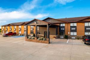 Un edificio con un estacionamiento enfrente. en Super 8 by Wyndham Marston, en Marston