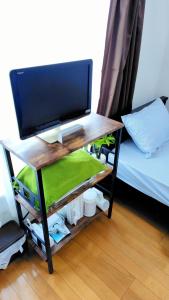 秦野市にあるKokusaigakusya Ozukikaikan - Vacation STAY 17718のデスク(ベッド上にコンピュータ付)