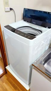秦野市にあるKokusaigakusya Ozukikaikan - Vacation STAY 17718の白い洗濯機(シンクの横)