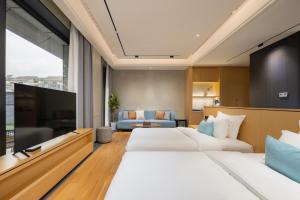 にあるFloral Orchid House, a luxurious accommodationのベッド2台とテレビがあるホテルの部屋