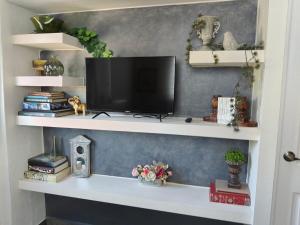 a tv on a white shelf in a room at El Aposento Alto in La Paz
