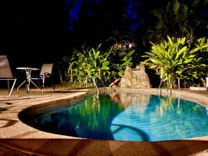 een zwembad midden in een tuin bij Hotel O'Hiro Rapa Nui in Hanga Roa