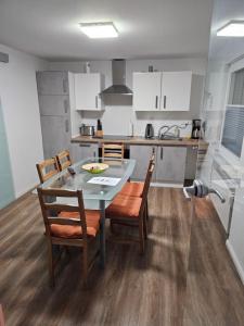 a kitchen with a table and chairs in a room at Ferienwohnung Monteurwohnung Bad Vilbel in Bad Vilbel