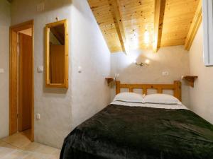 ŽrnovoにあるStone House Harmony - One Bedroom Apartment with Patio and Garden View 1の木製の天井の部屋にあるベッドのある寝室 +23枚の写真