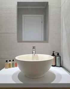 Ένα μπάνιο στο aelia beach living II +3 φωτογραφίες