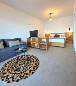 Μια τηλεόραση ή/και κέντρο ψυχαγωγίας στο aelia beach living II