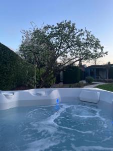 a bath tub filled with water in a yard at Het Wolvennest in Maasmechelen