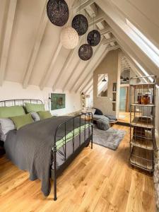 En eller flere senge i et værelse på Stilvolle Landhausidylle mit Garten & Sauna