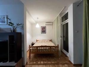 ein kleines Schlafzimmer mit einem Bett im Flur in der Unterkunft Blok 63 in Beograd