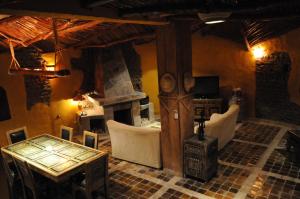梅爾祖卡的住宿－通布圖卡斯巴酒店，客厅配有桌子和壁炉