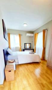 弗利康弗拉克Beautiful one bedroom apartment - Les Lauriers的卧室设有一张白色大床和木地板