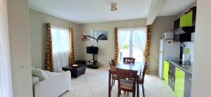 弗利康弗拉克Beautiful one bedroom apartment - Les Lauriers的配有桌子和沙发的厨房和客厅 更多8张照片