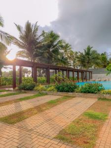 瓦特勒Masa Beach Front Apartment D12的棕榈树度假村前的走道