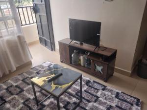 LibweziにあるDoeliam homesのリビングルーム(テレビ、コーヒーテーブル付) +7枚の写真
