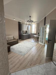 sala de estar amplia con sofá y mesa en Royal apartment, en Shymkent