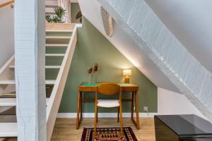 a small table under the stairs in a house at Bob surprenante maison avec parking en centre in Rouen