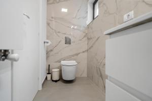 Koupelna v ubytování Designer Flat North & Parking