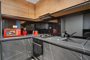 Kuchyň nebo kuchyňský kout v ubytování Designer Flat North & Parking + 17 fotografií