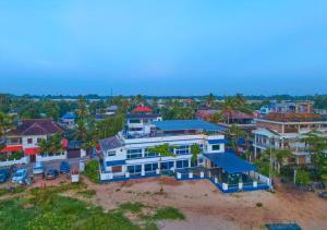 une vue aérienne d'une grande maison dans une ville dans l'établissement Alleppey Holiday Beach Resort By VOYE HOMES, à Alappuzha 49 autres photos