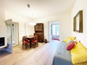 a living room with a couch and a table at Casa Nobile vicino Centro Siena in Siena