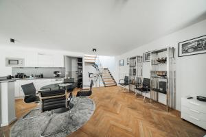 Una cocina y un comedor con mesa y sillas. en The Grand Penthouse, en Viena