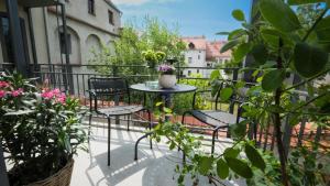 托尔高Altstadt Apartment in Torgau mit Balkon und Kunstgarten的阳台配有椅子和鲜花桌
