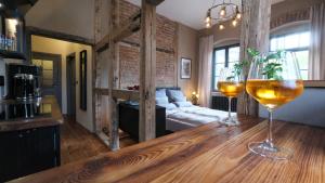 托尔高Altstadt Apartment in Torgau mit Balkon und Kunstgarten的房间里的木桌上放着两杯酒