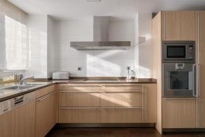 a kitchen with a sink and a microwave at Vitoria-Gasteiz magnífica casa in Vitoria-Gasteiz