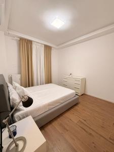 sypialnia z łóżkiem i biurkiem z lampką w obiekcie Casa Dell Angelo w mieście San Giuliano Milanese