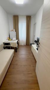 pokój z dwoma łóżkami, stołem i biurkiem w obiekcie Casa Dell Angelo w mieście San Giuliano Milanese +4 zdjęcia