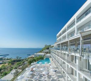 维克艾库塞玛丽酒店的从酒店阳台可欣赏到海景