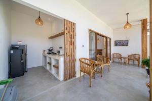 eine Küche und ein Esszimmer mit Tisch und Stühlen in der Unterkunft Peaceful 1BR Villa near Savaya & Uluwatu - V1 in Uluwatu