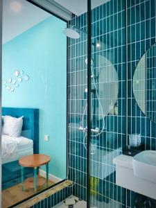 フーコックにあるAura Aparmentのシャワー、トイレ、洗面台を備えたバスルーム