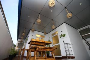 マータラにあるIdeal Residenceの木製テーブルとピアノ付きの部屋