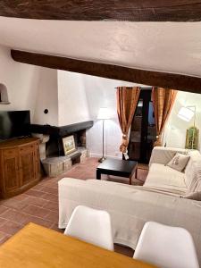 Ruang duduk di Le clos de Pierre - avec jacuzzi privé et piscine partagée au coeur de la nature
