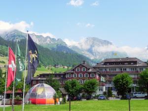 UnterwasserにあるHotel Sternen Unterwasserの山を背景にした一群の建物
