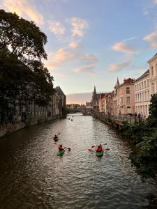 Výhled na řeku, která protéká v blízkosti hotelu