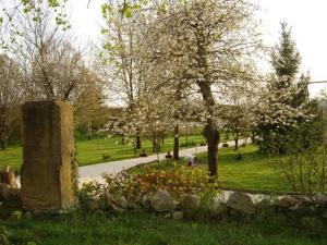 Jardin de l'établissement Chambres d'Hôtes La Gentilhommière - Restaurant Etincelles